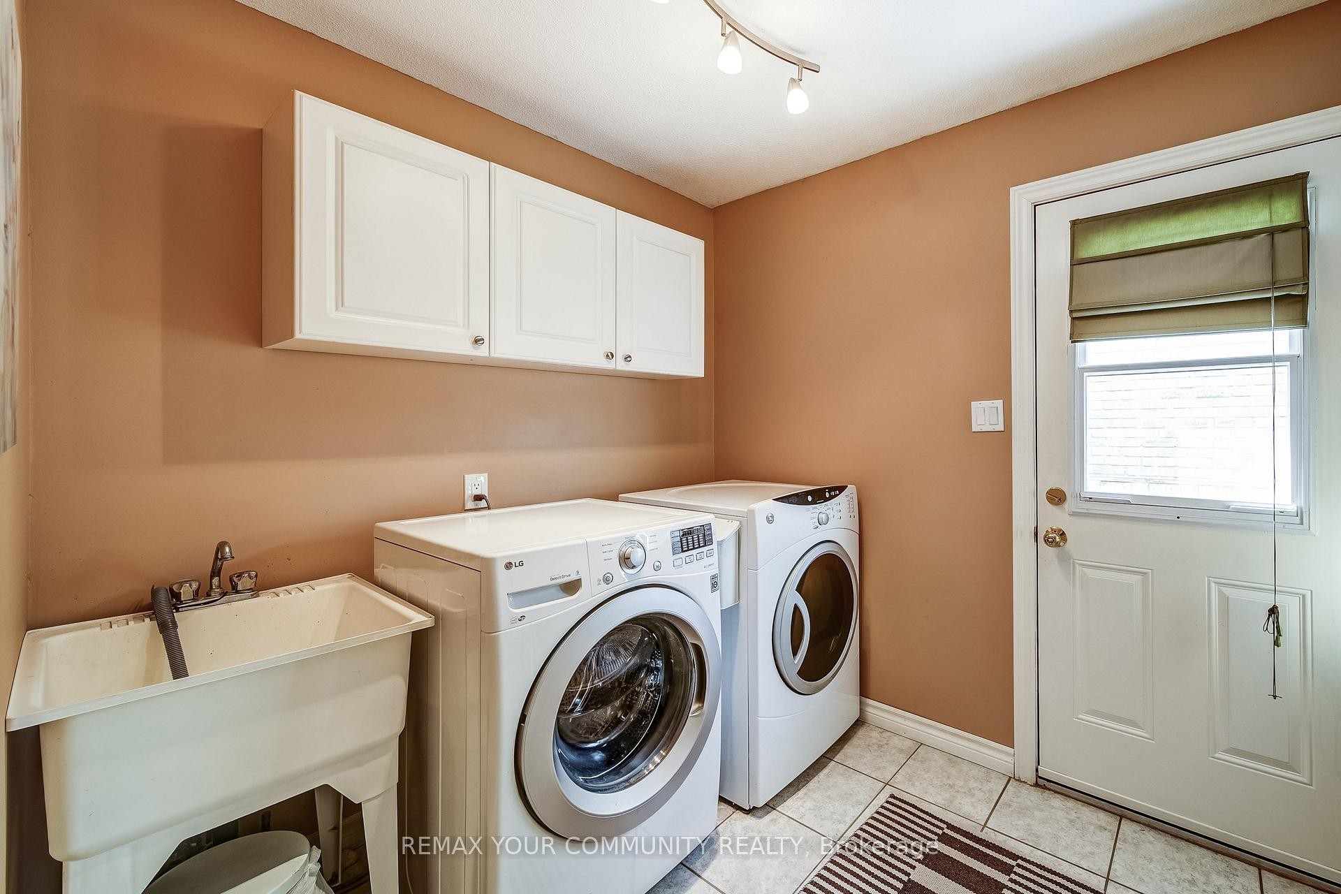 









911


Ferndale

Crescent,
Newmarket,




ON
L3Y 6B6

