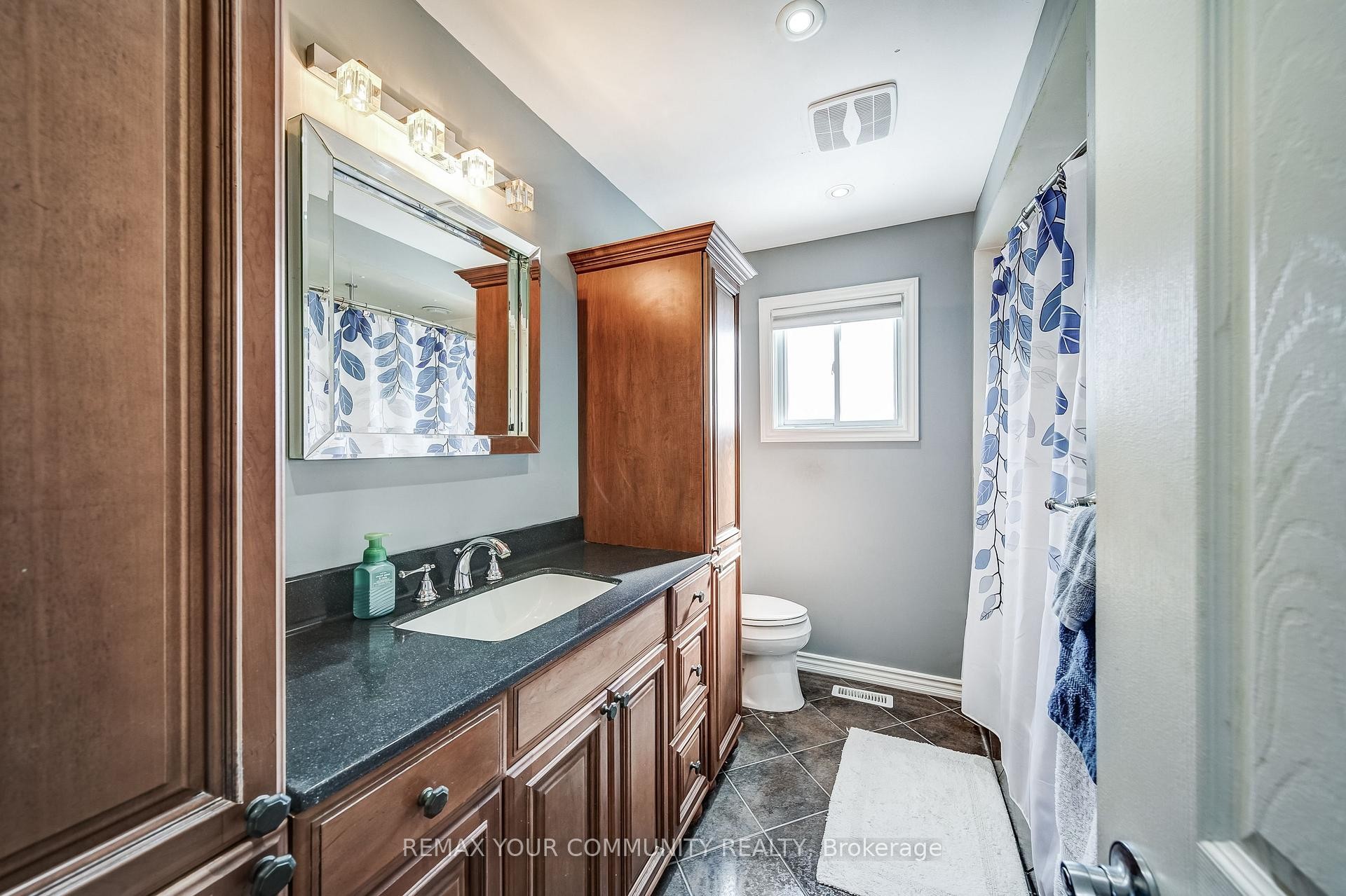 









911


Ferndale

Crescent,
Newmarket,




ON
L3Y 6B6

