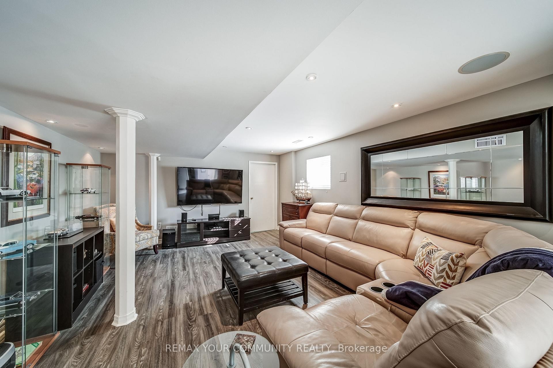 









911


Ferndale

Crescent,
Newmarket,




ON
L3Y 6B6

