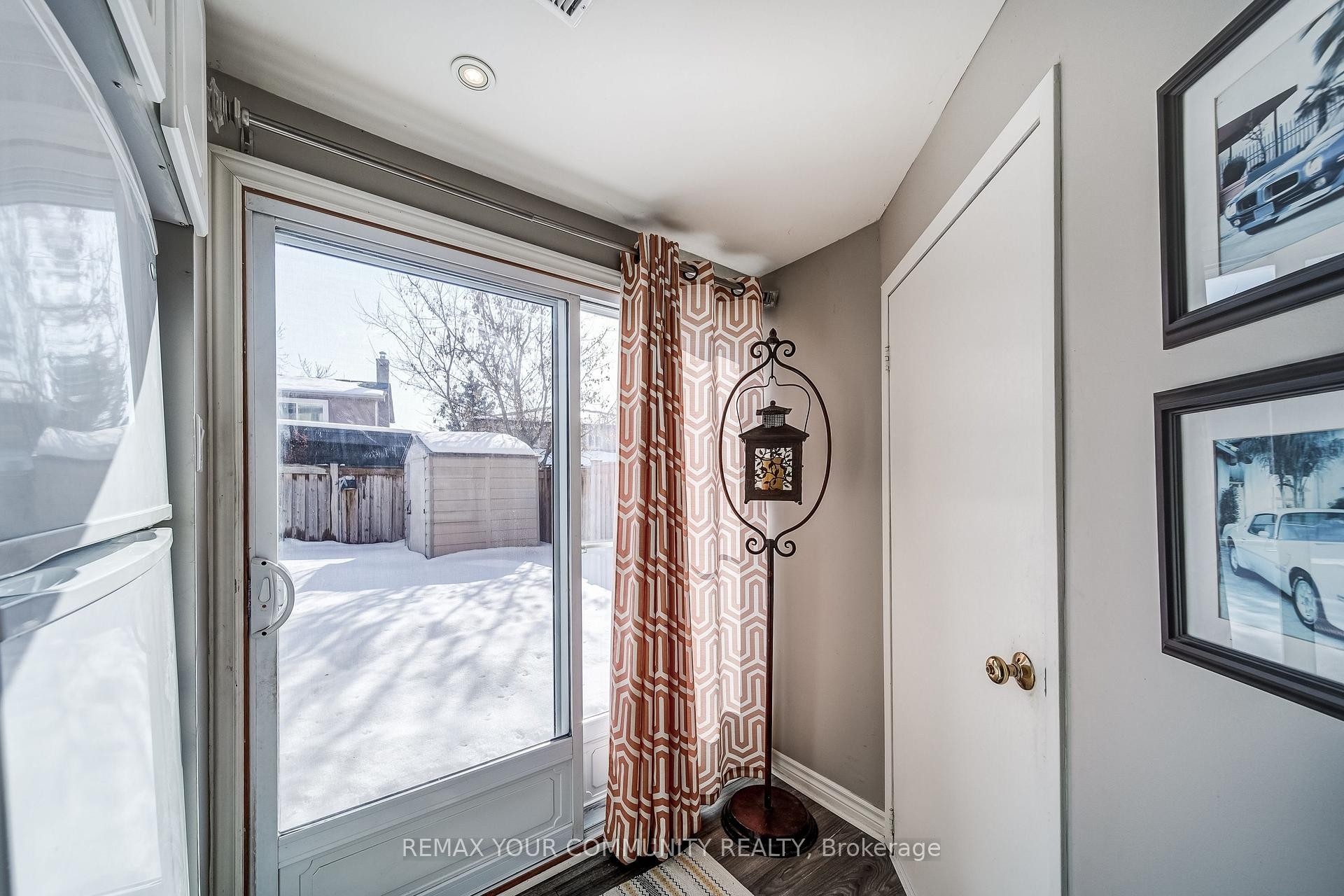 









911


Ferndale

Crescent,
Newmarket,




ON
L3Y 6B6

