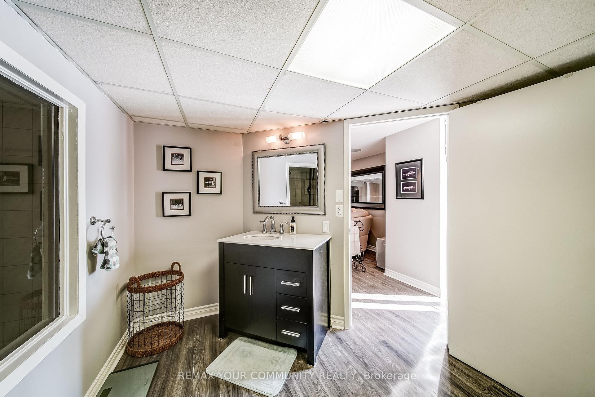 









911


Ferndale

Crescent,
Newmarket,




ON
L3Y 6B6

