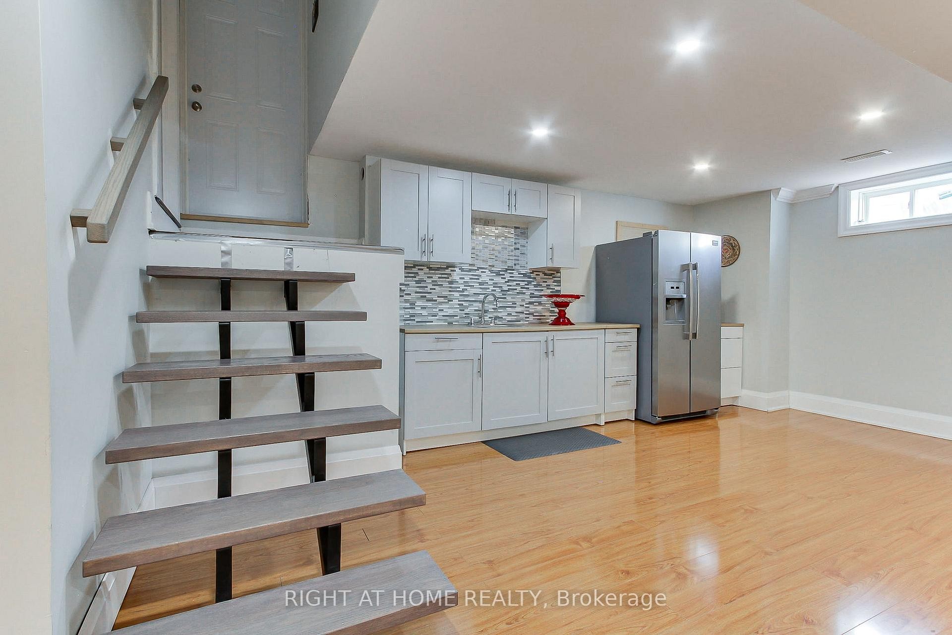 









109


Vipond

Way,
Bradford West Gwillimbury,




ON
L3Z 0G5


