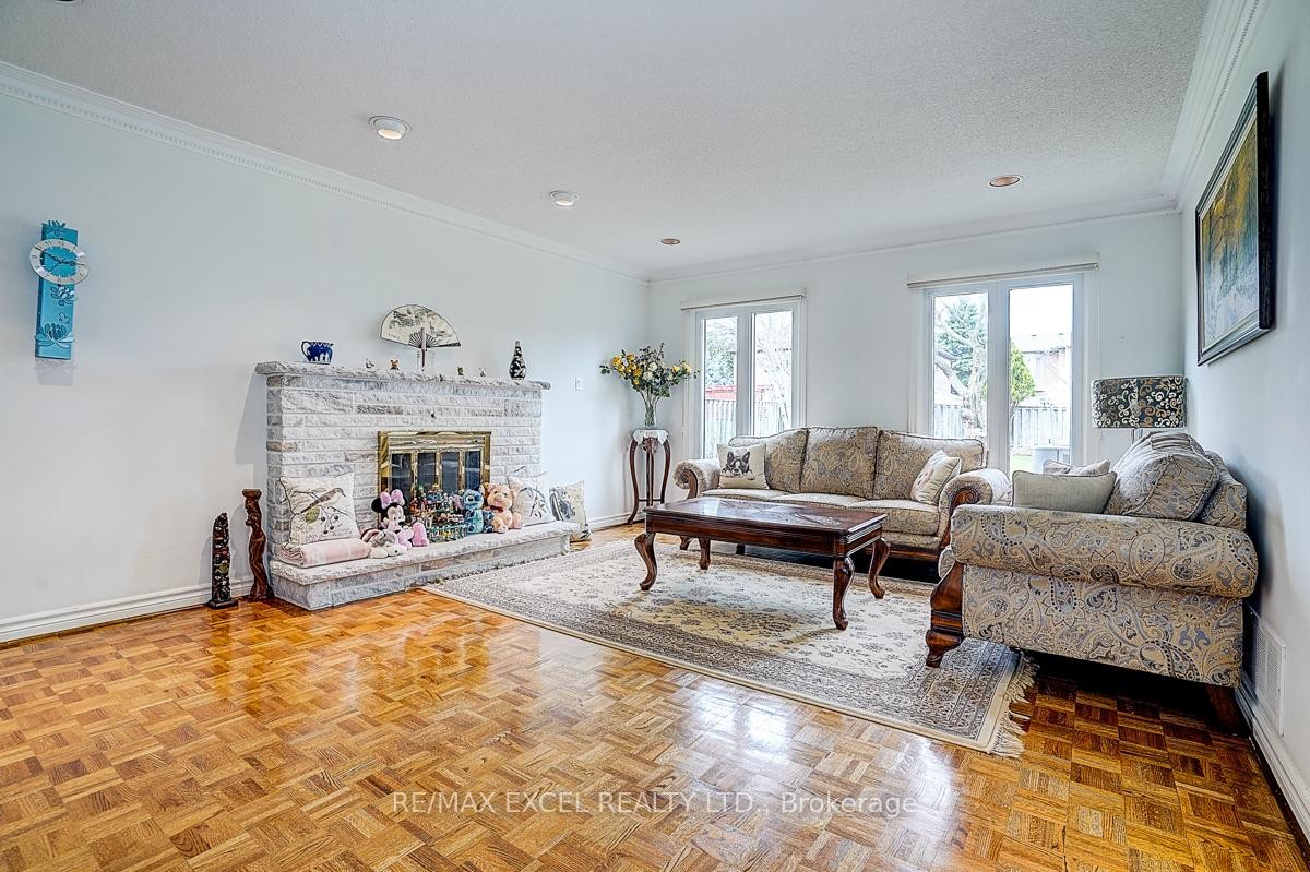 









10


Brookshill

Crescent,
Richmond Hill,




ON
L4B 3J1

