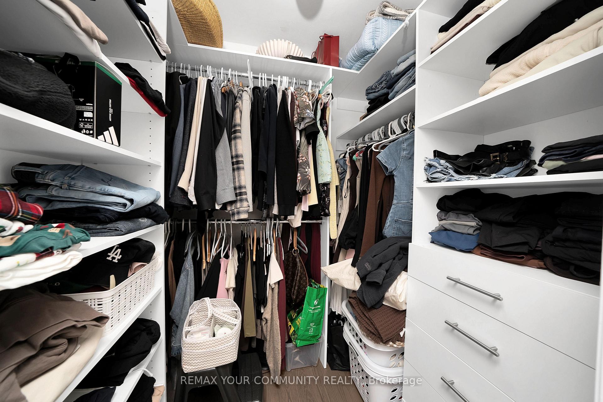 









313


Kleinburg Summit

Way,
Vaughan,




ON
L4H 4S7

