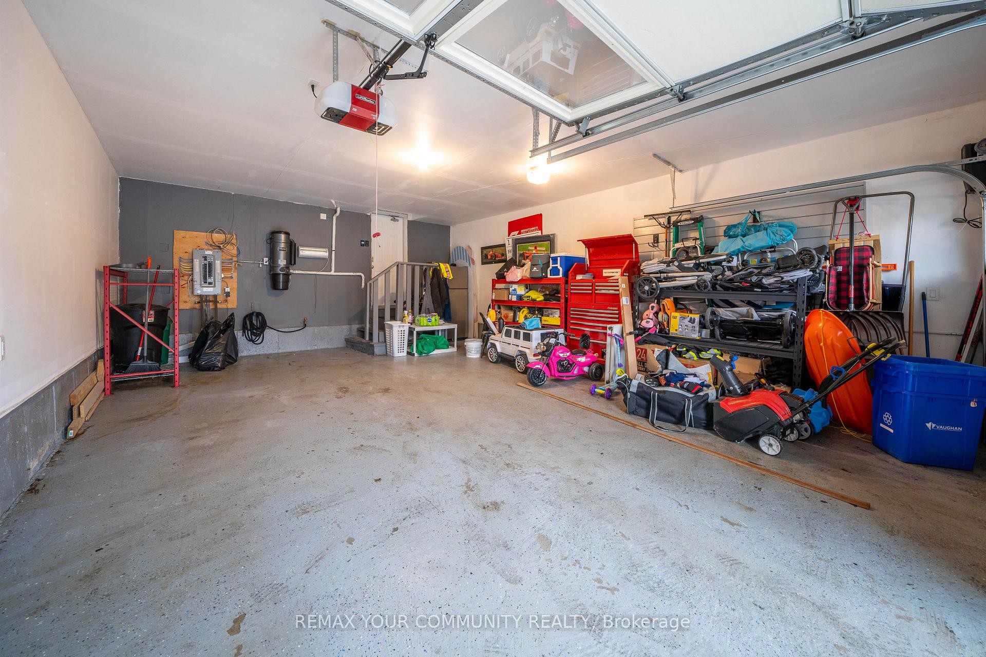 









313


Kleinburg Summit

Way,
Vaughan,




ON
L4H 4S7

