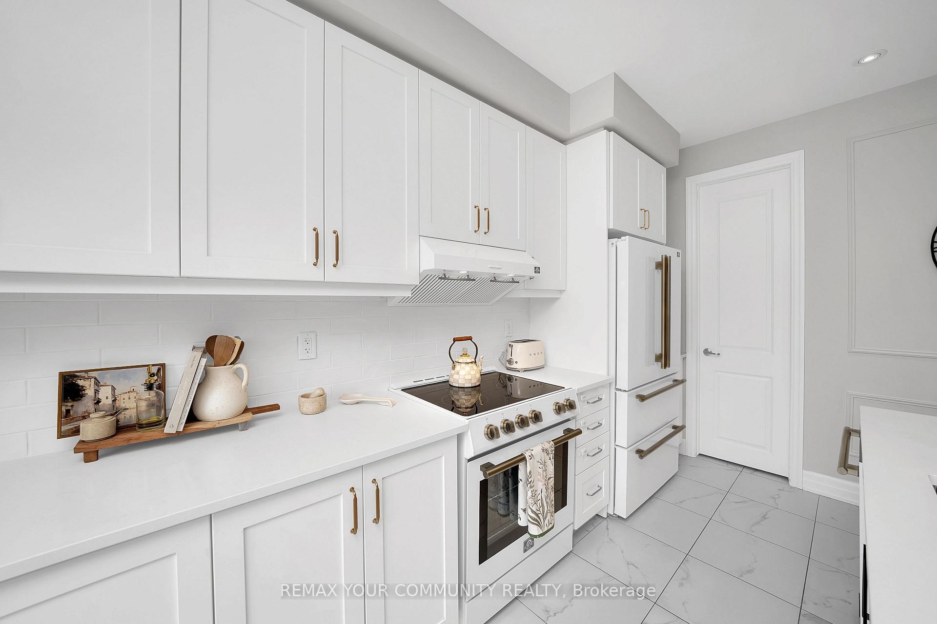 









313


Kleinburg Summit

Way,
Vaughan,




ON
L4H 4S7

