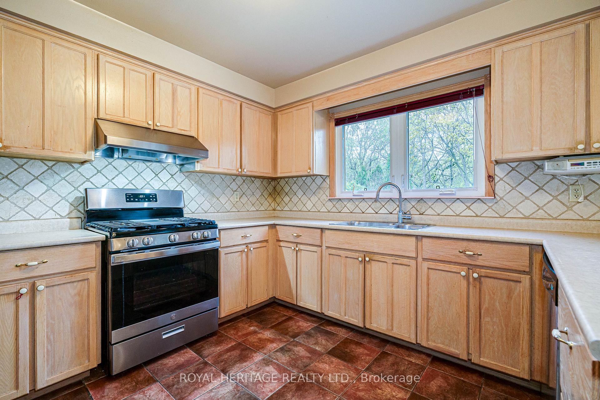 









100


Squire Bakers

Lane,
Markham,




ON
L3P 3H2


