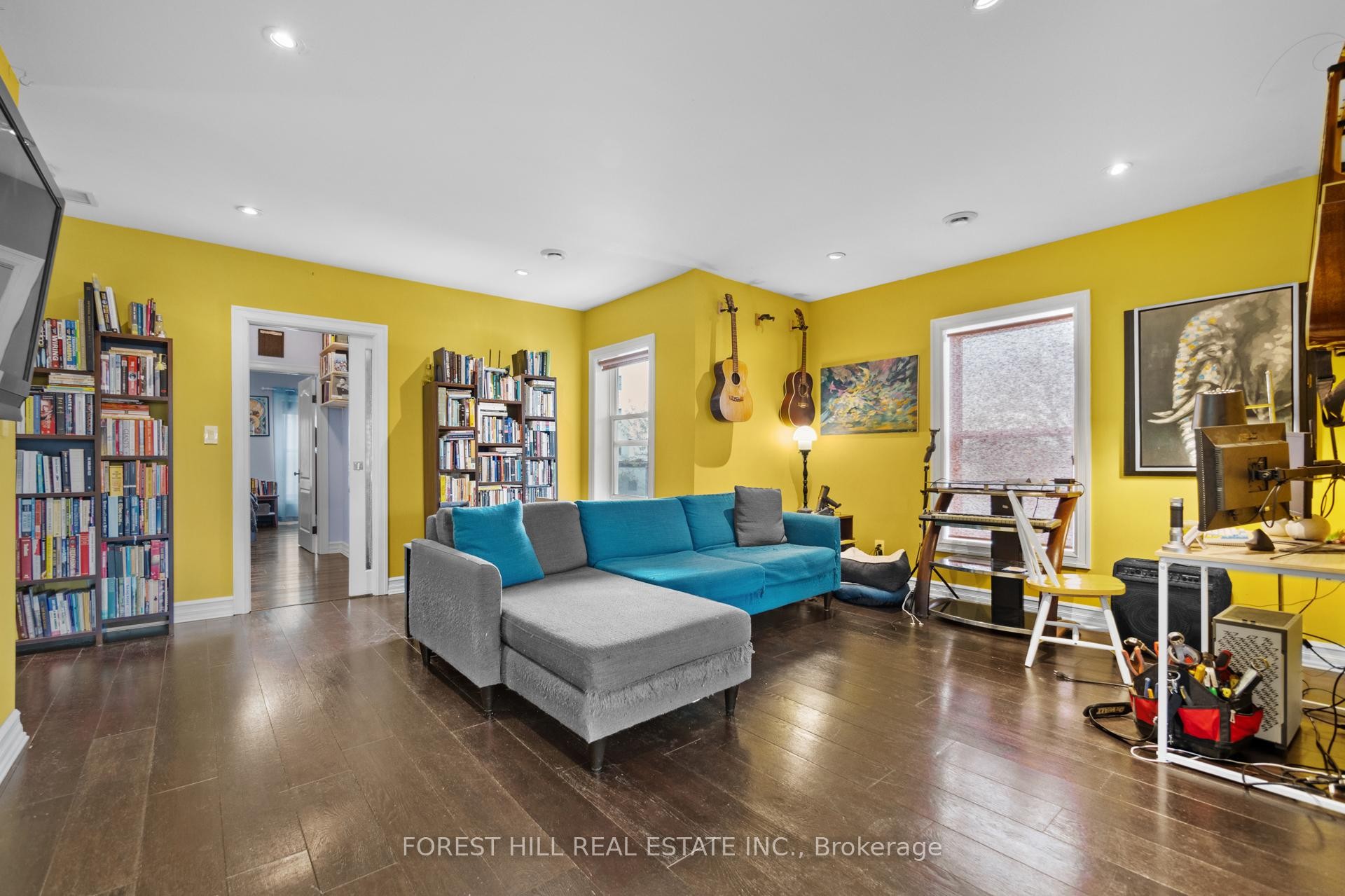









201


Queen

Street South,
Mississauga,




ON
L5M 1L4

