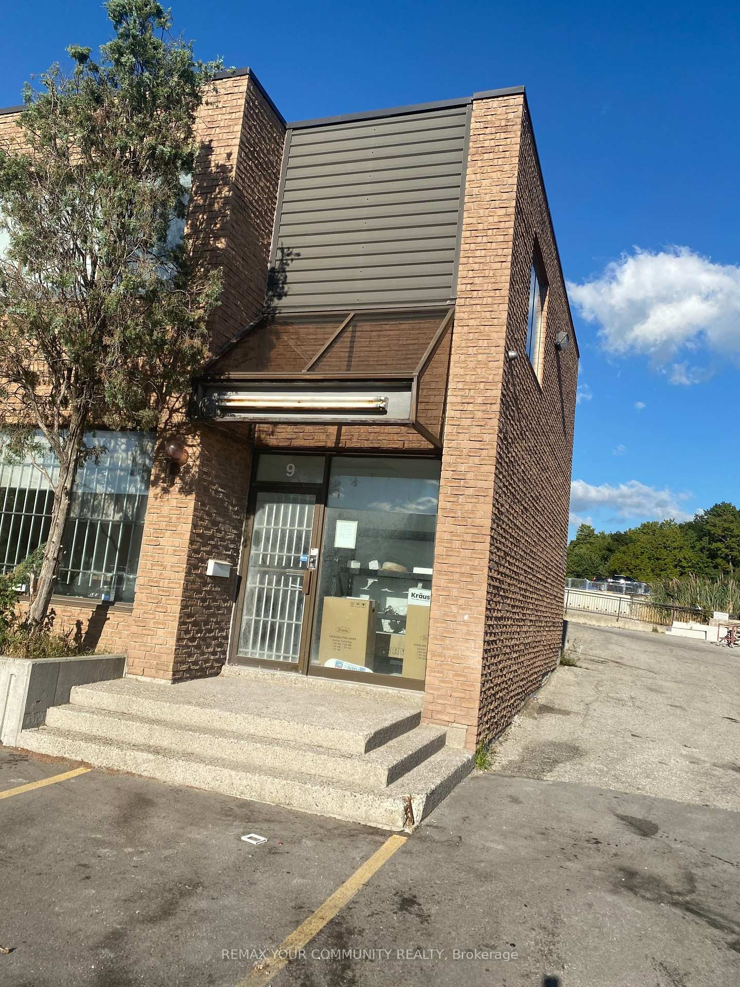 









425


Eddystone

Avenue, 8-9,
Toronto,




ON
M3N 1H8

