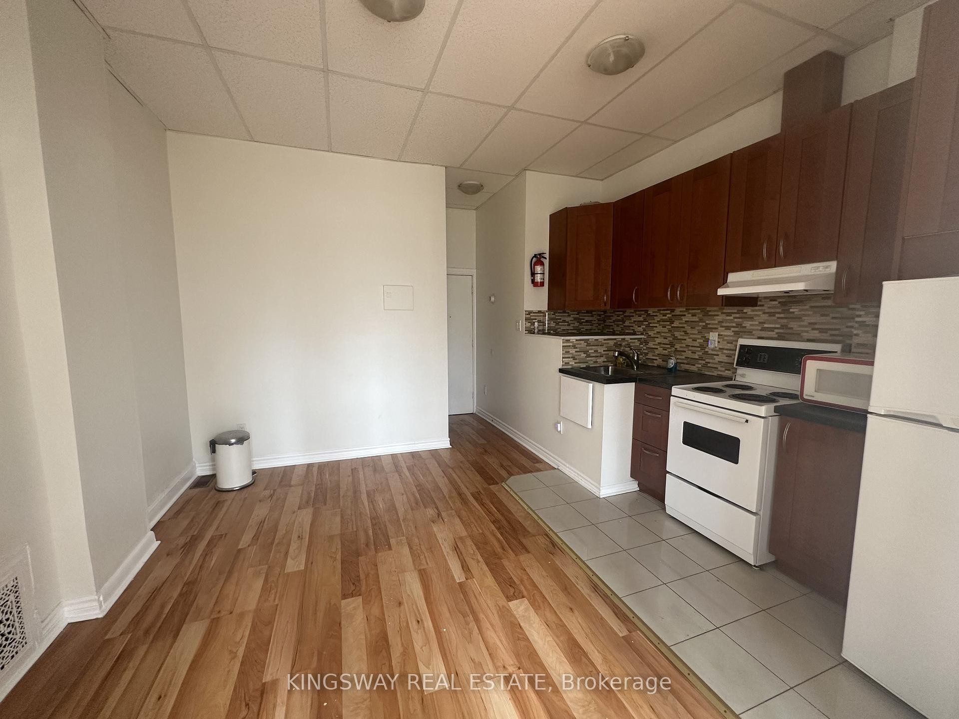 









1504


Queen

Street West, 2A,
Toronto,




ON
M6R 1A4


