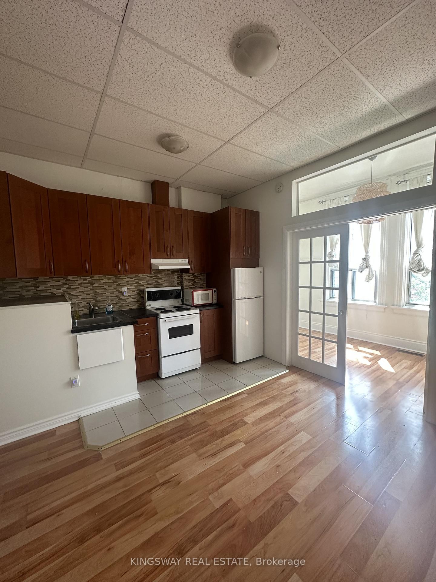 









1504


Queen

Street West, 2A,
Toronto,




ON
M6R 1A4

