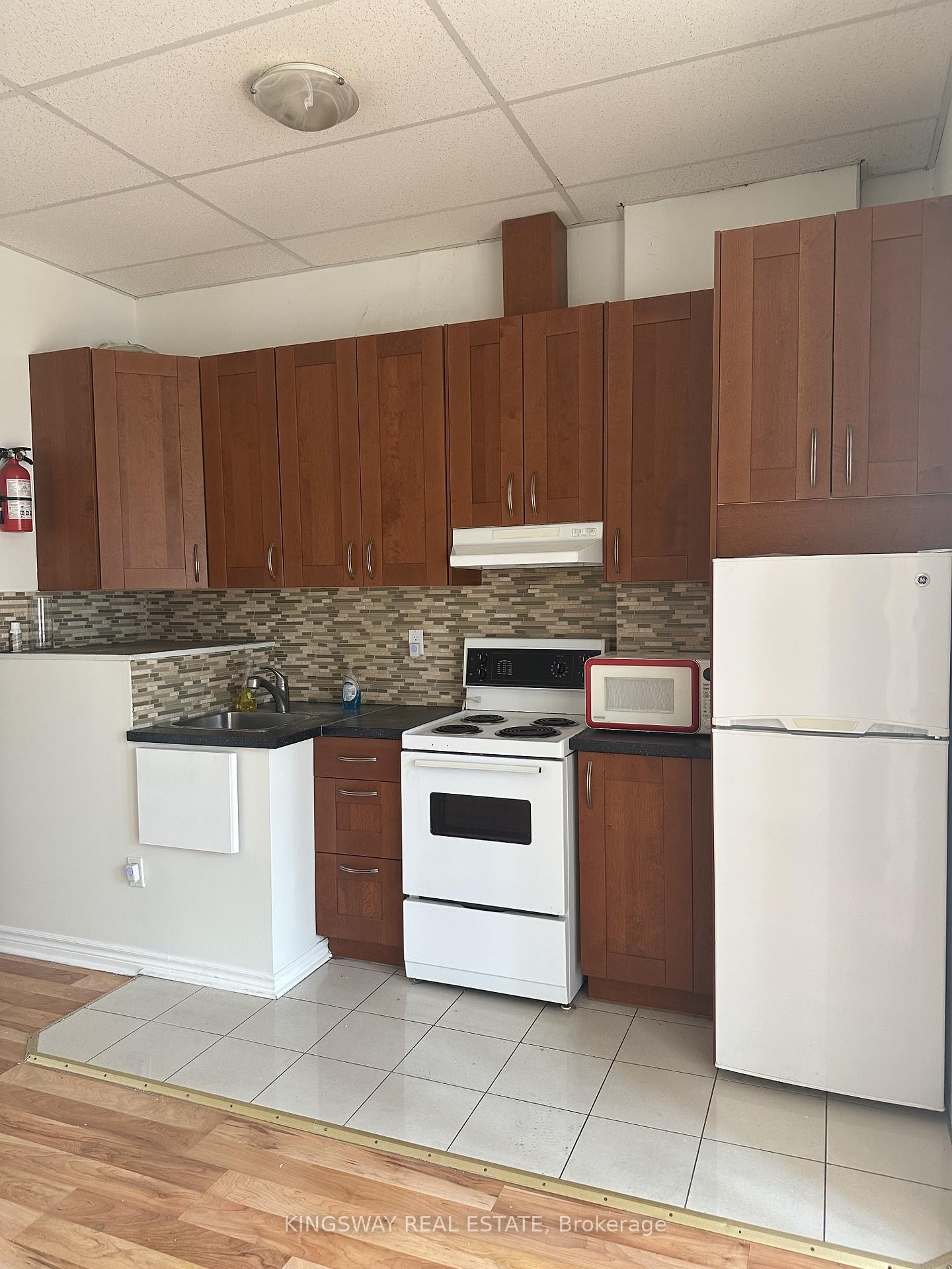 









1504


Queen

Street West, 2A,
Toronto,




ON
M6R 1A4

