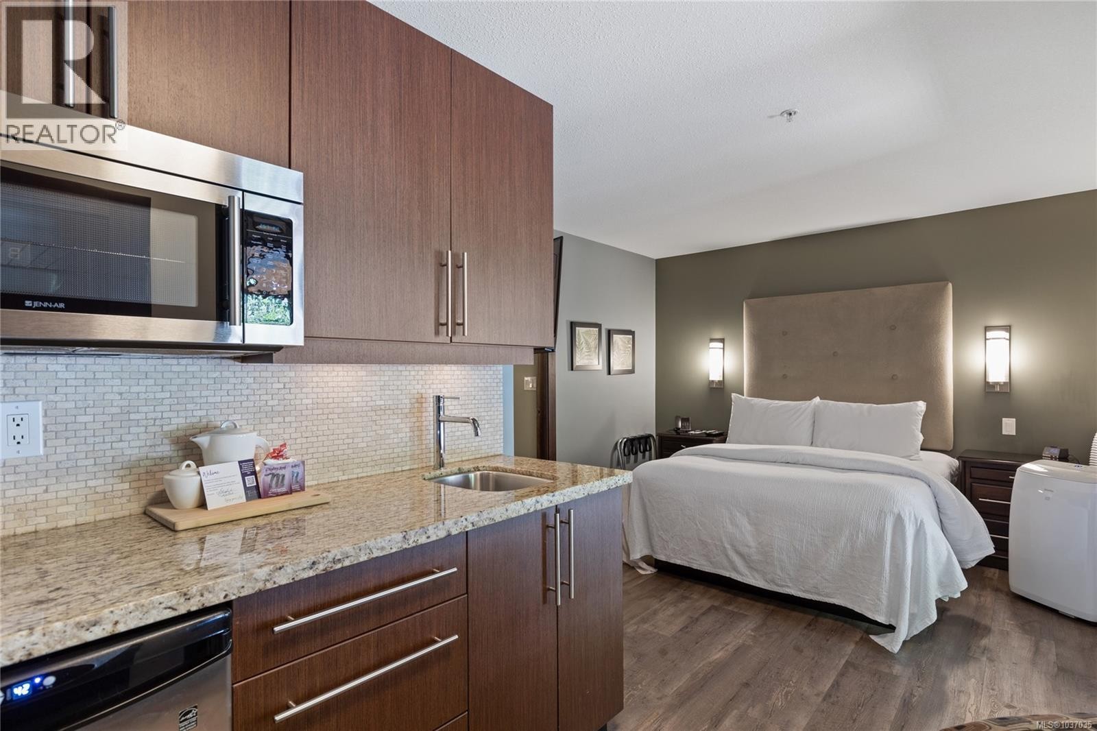 












212 (SA1) 1175 Resort Dr

,
Parksville,




British Columbia
V9P2E3

