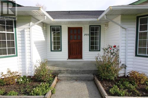 Central entrance features an authentic Dutch door