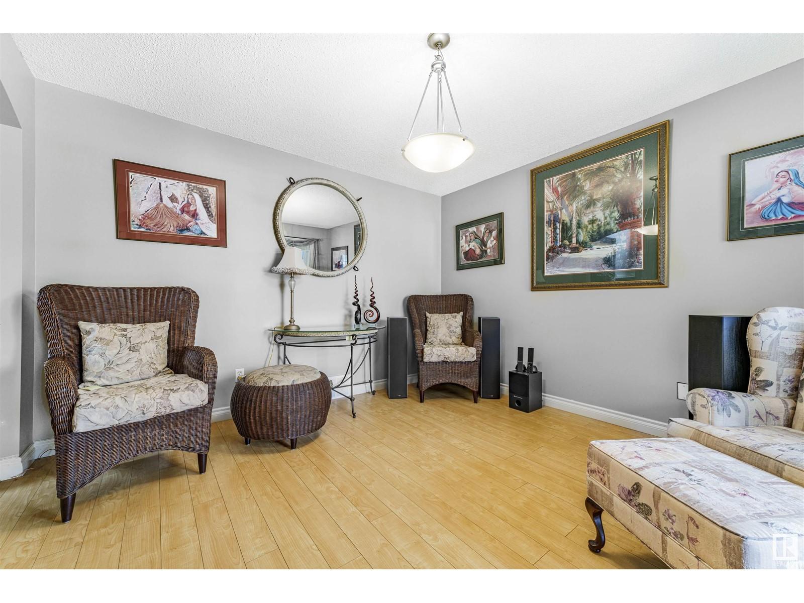 












1629 Robertson Close SW

,
Edmonton,




Alberta
T6W1K1

