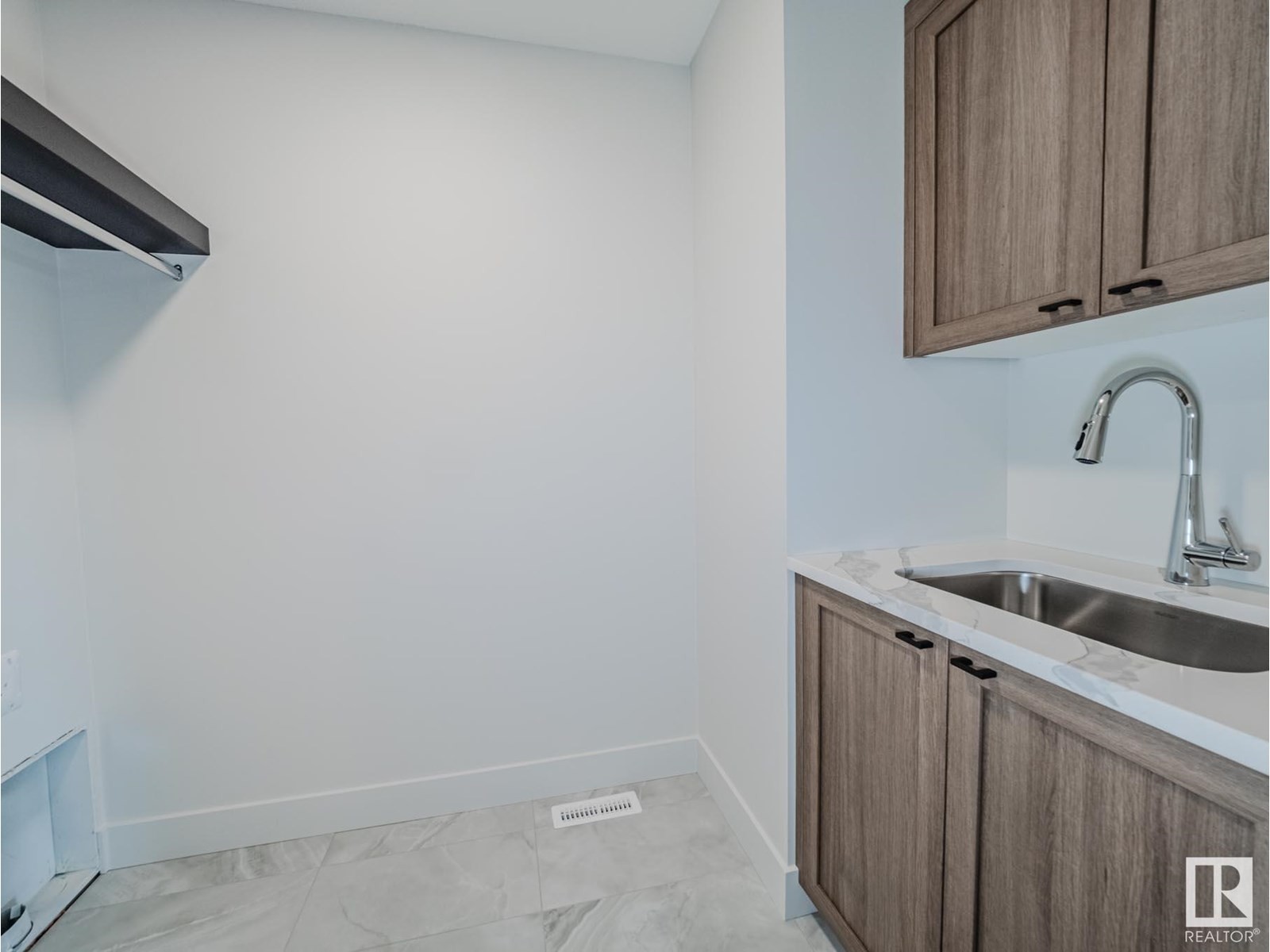 












7 HOLT CV

,
Spruce Grove,




Alberta
T7X2W9

