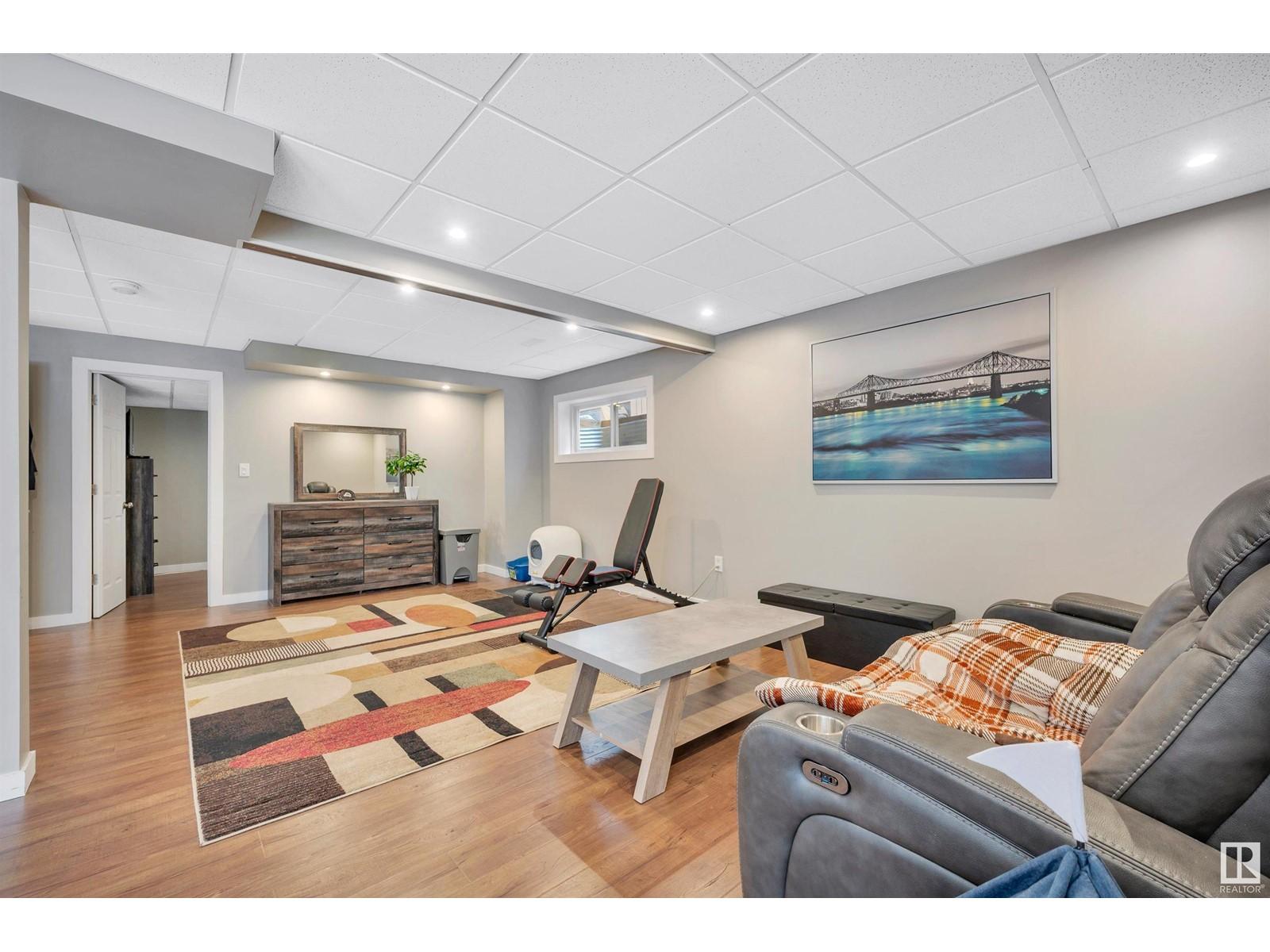 












2305 SPARROW CR NW

,
Edmonton,




Alberta
T5S0G8

