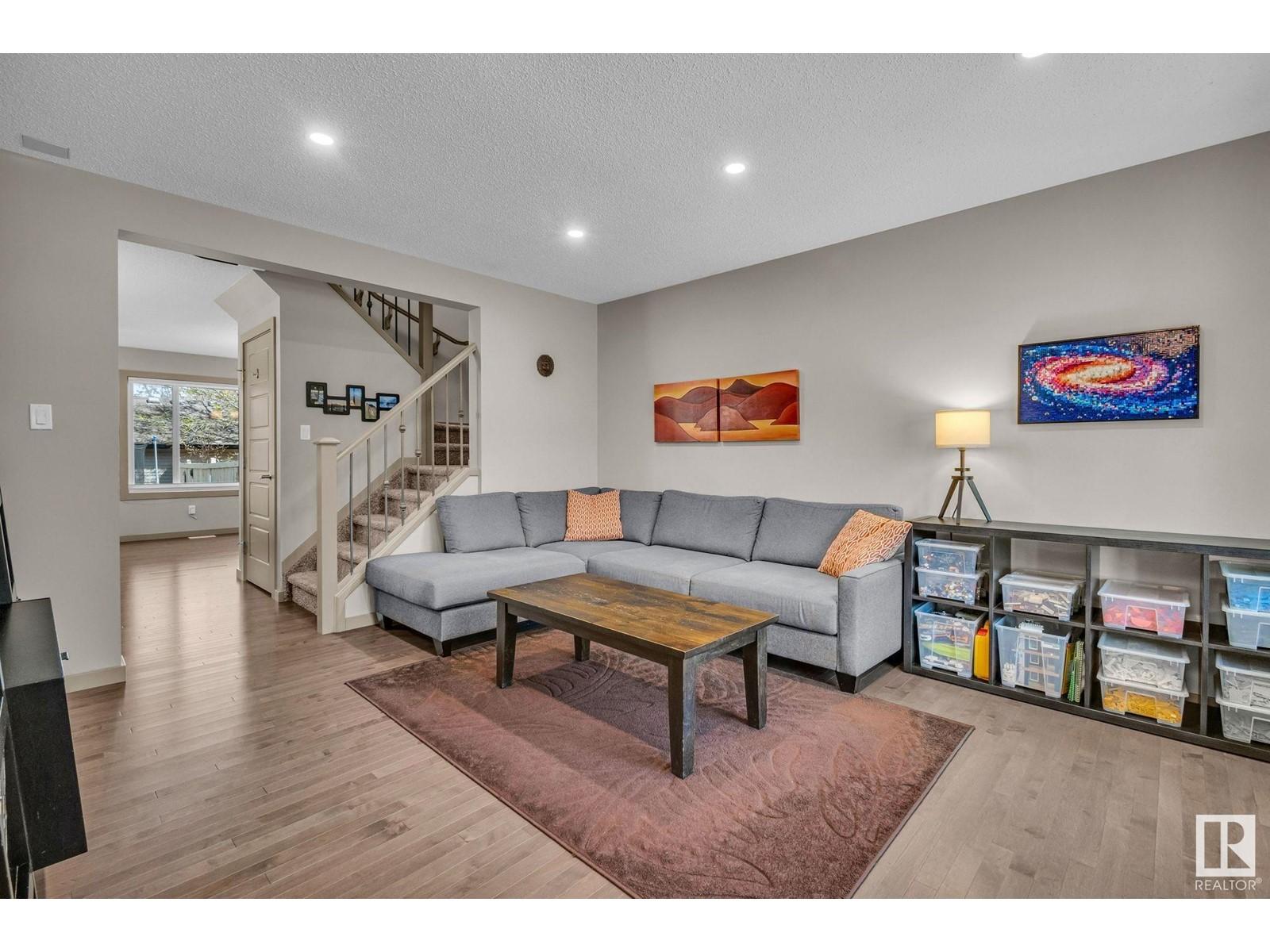 












9816 79 AV NW NW

,
Edmonton,




Alberta
T6E1R1

