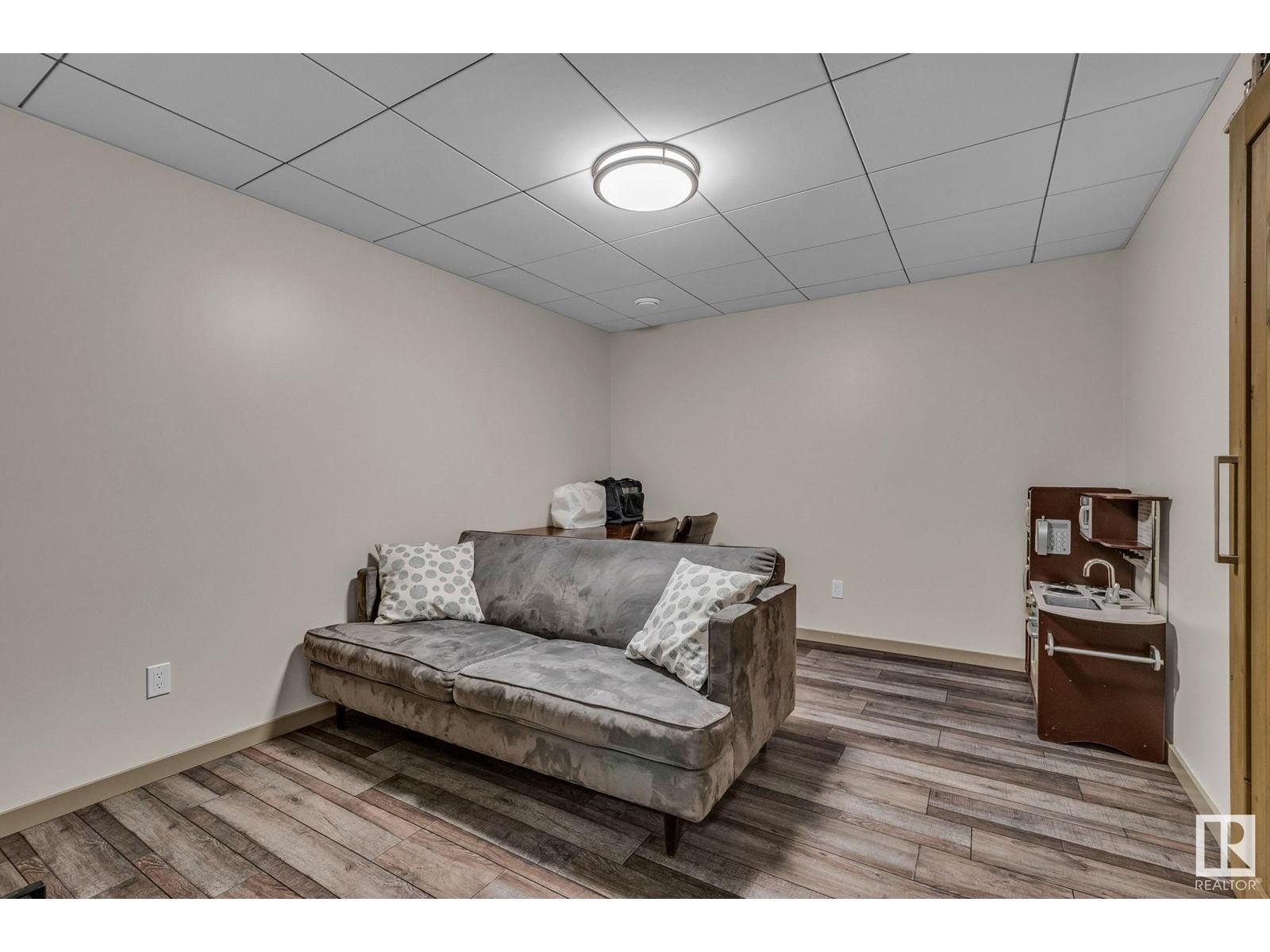 












9816 79 AV NW NW

,
Edmonton,




Alberta
T6E1R1

