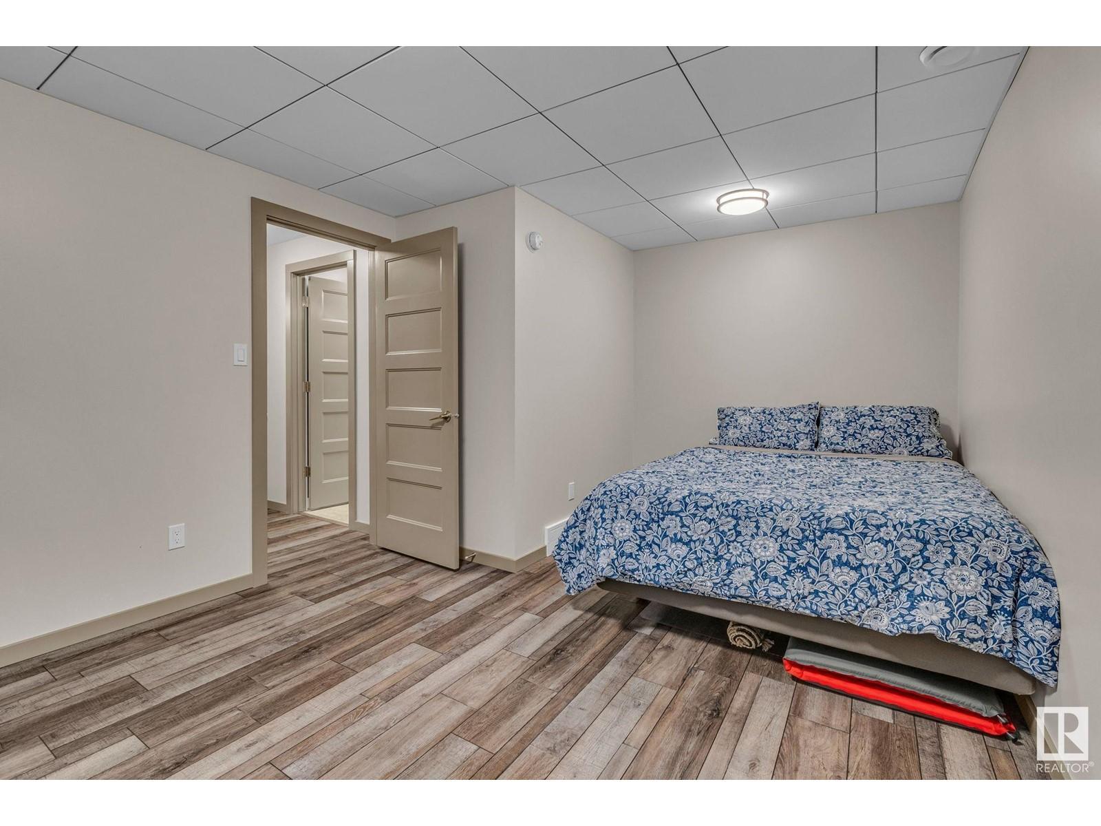 












9816 79 AV NW NW

,
Edmonton,




Alberta
T6E1R1

