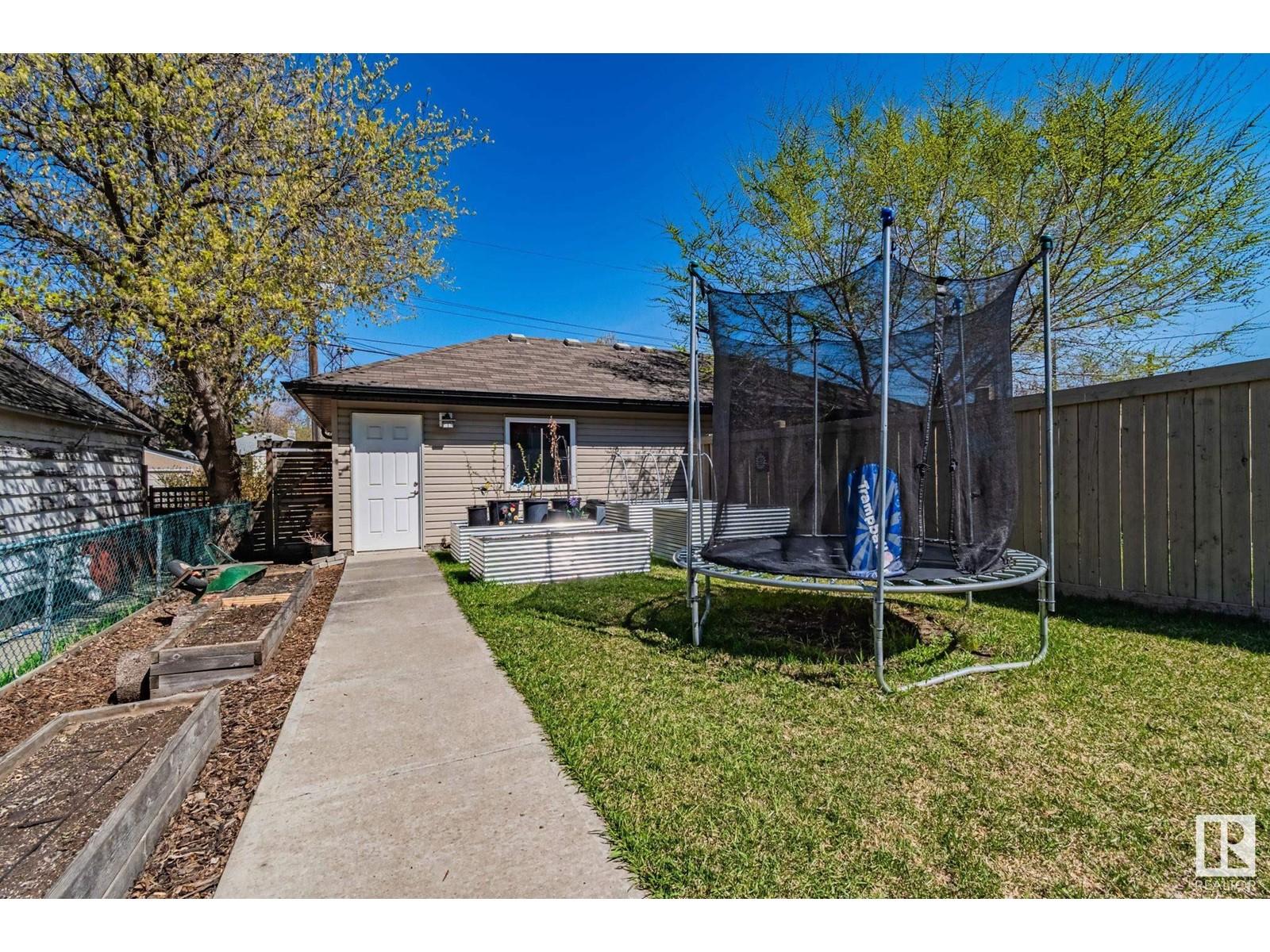 












9816 79 AV NW NW

,
Edmonton,




Alberta
T6E1R1

