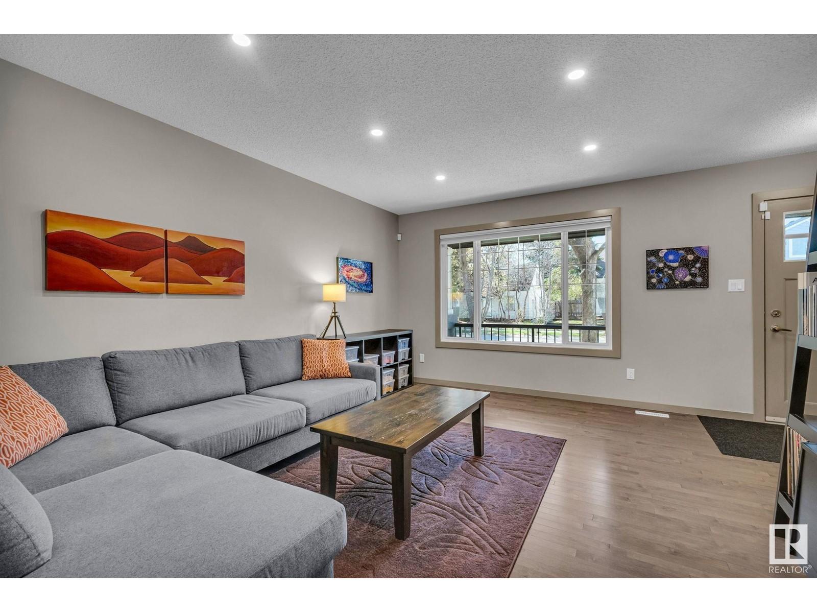 












9816 79 AV NW NW

,
Edmonton,




Alberta
T6E1R1

