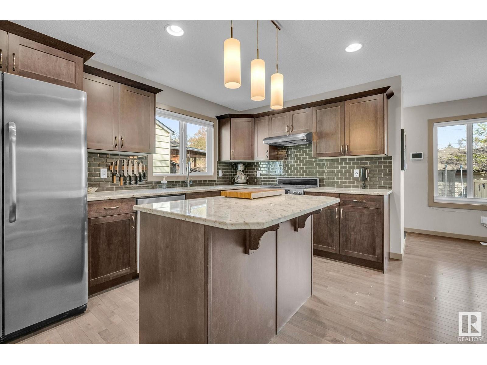 












9816 79 AV NW NW

,
Edmonton,




Alberta
T6E1R1

