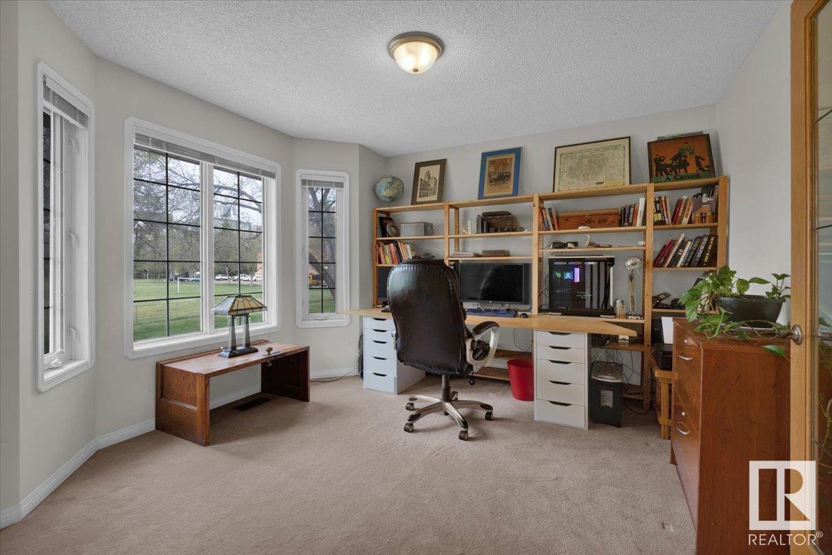 












9615 101 ST NW

,
Edmonton,




Alberta
T5K0W7

