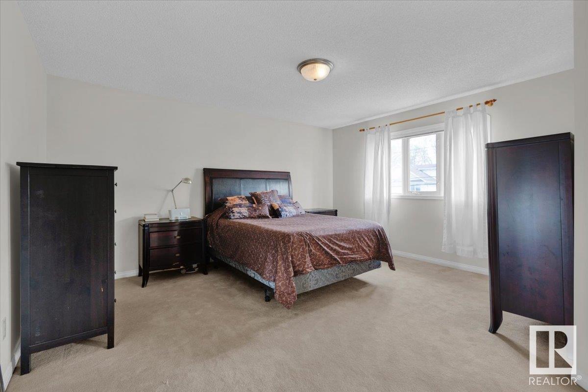 












9615 101 ST NW

,
Edmonton,




Alberta
T5K0W7

