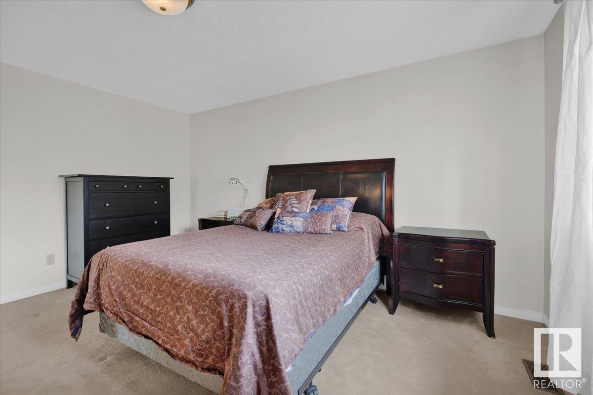 












9615 101 ST NW

,
Edmonton,




Alberta
T5K0W7

