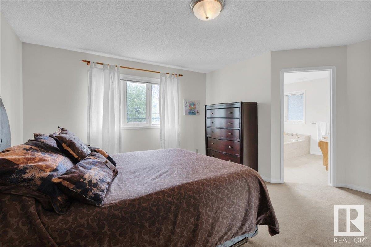 












9615 101 ST NW

,
Edmonton,




Alberta
T5K0W7


