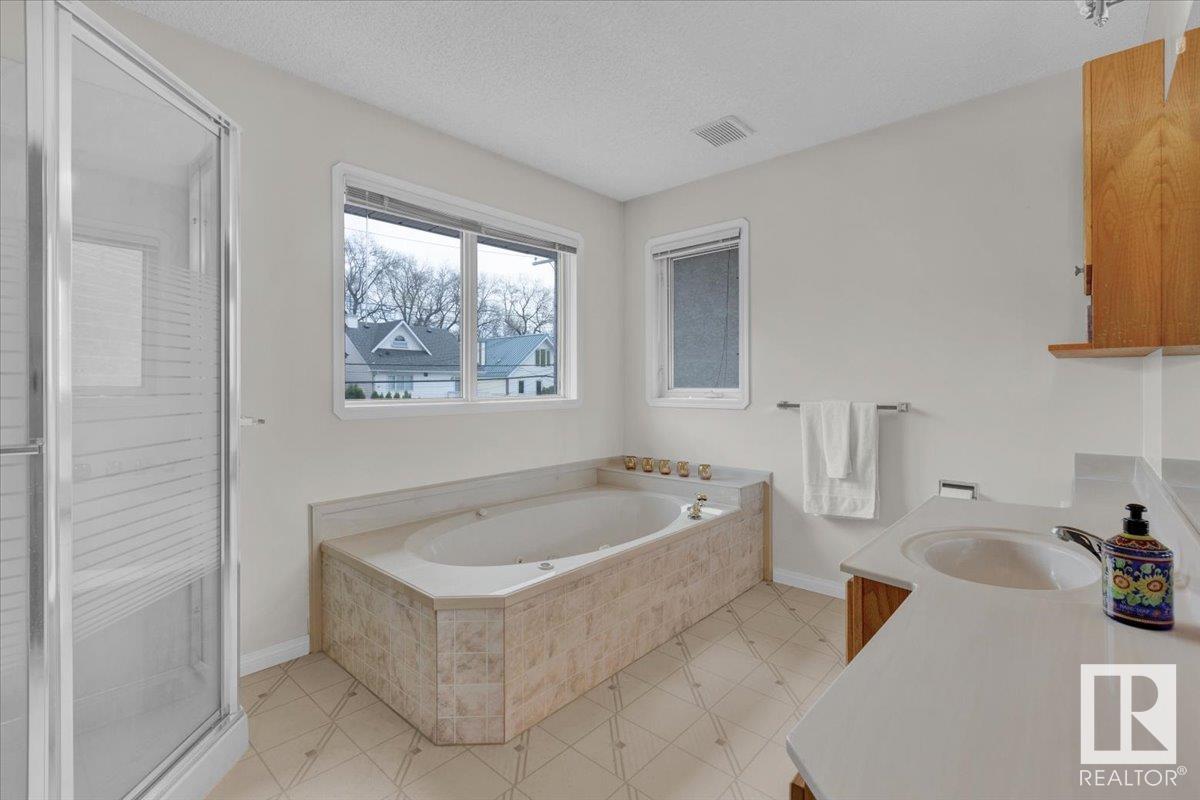 












9615 101 ST NW

,
Edmonton,




Alberta
T5K0W7

