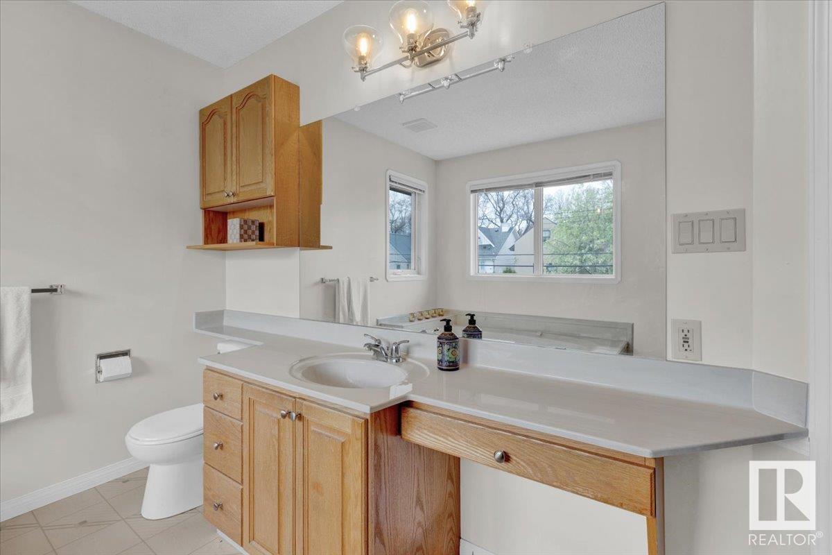 












9615 101 ST NW

,
Edmonton,




Alberta
T5K0W7

