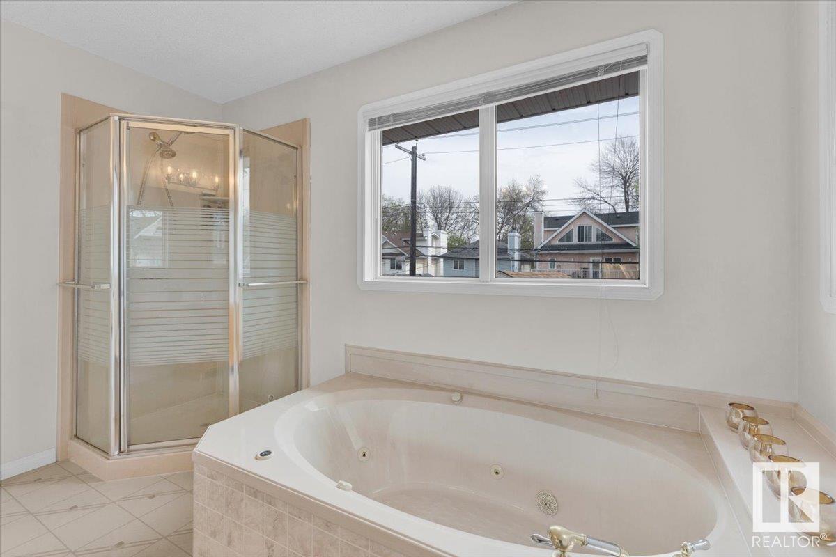 












9615 101 ST NW

,
Edmonton,




Alberta
T5K0W7


