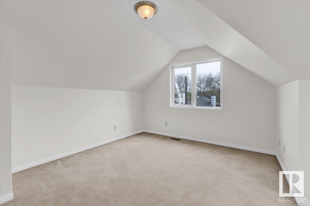 












9615 101 ST NW

,
Edmonton,




Alberta
T5K0W7

