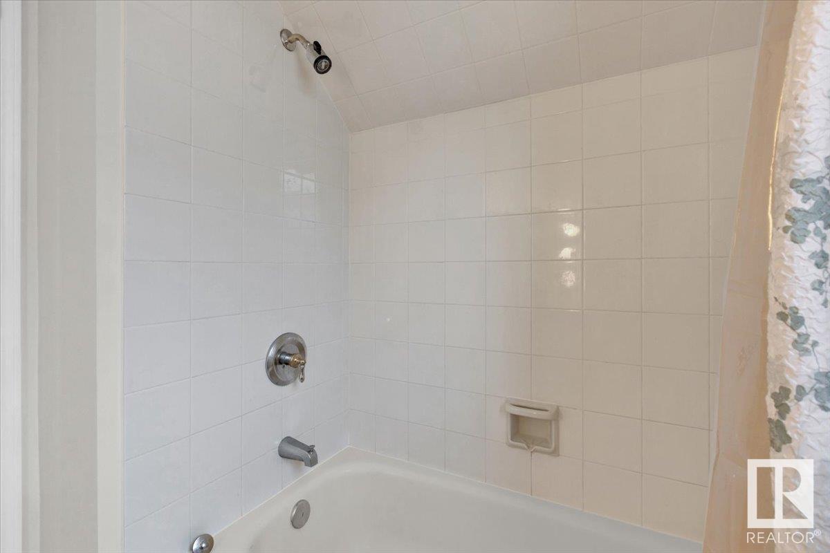 












9615 101 ST NW

,
Edmonton,




Alberta
T5K0W7

