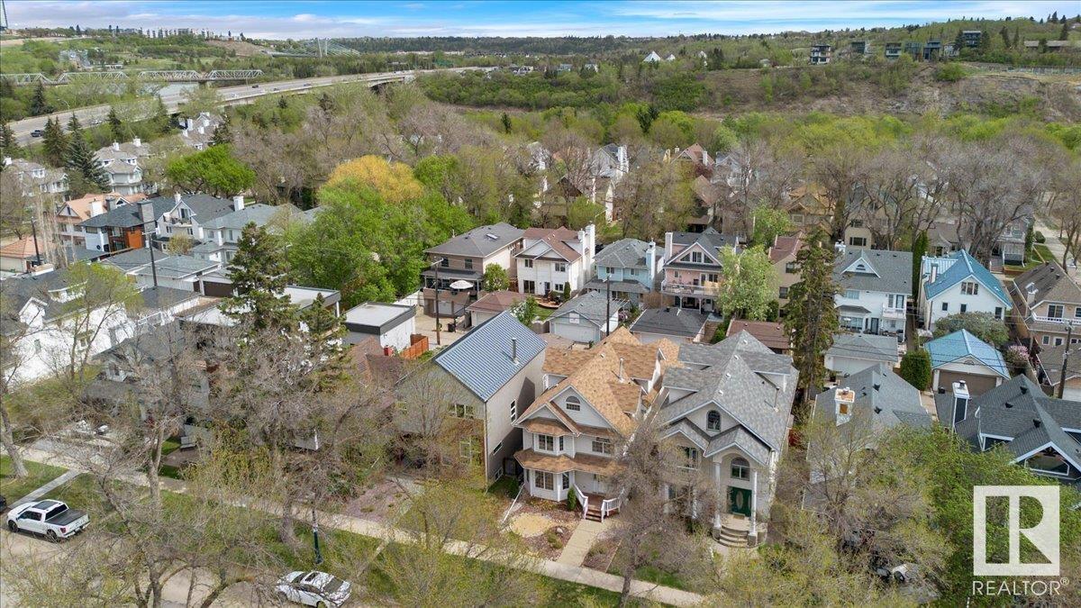 












9615 101 ST NW

,
Edmonton,




Alberta
T5K0W7

