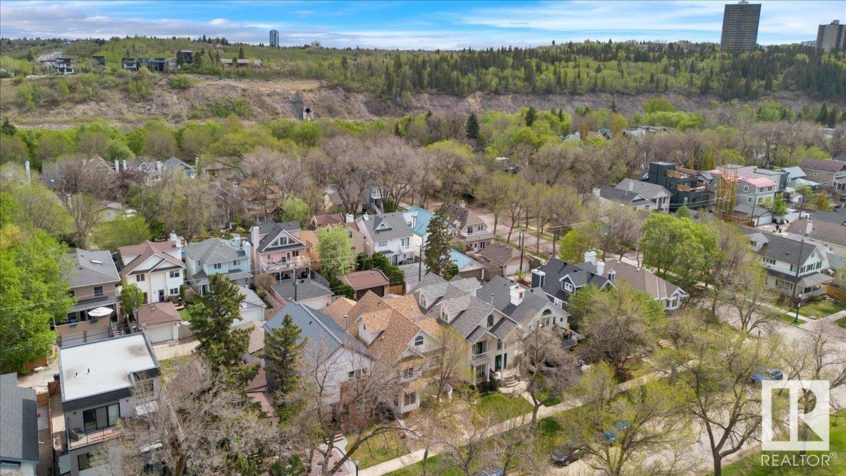 












9615 101 ST NW

,
Edmonton,




Alberta
T5K0W7


