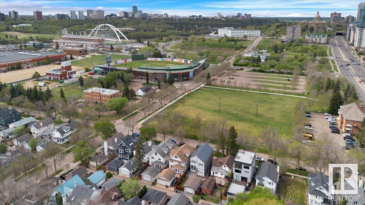 












9615 101 ST NW

,
Edmonton,




Alberta
T5K0W7

