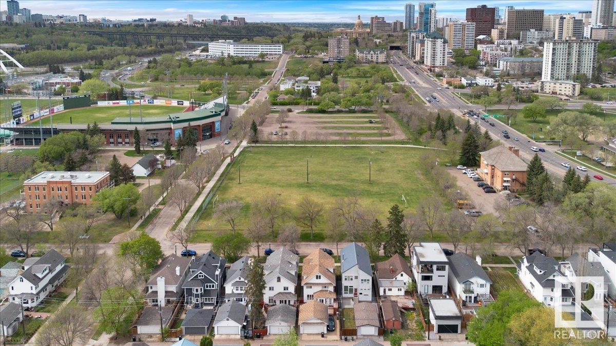 












9615 101 ST NW

,
Edmonton,




Alberta
T5K0W7

