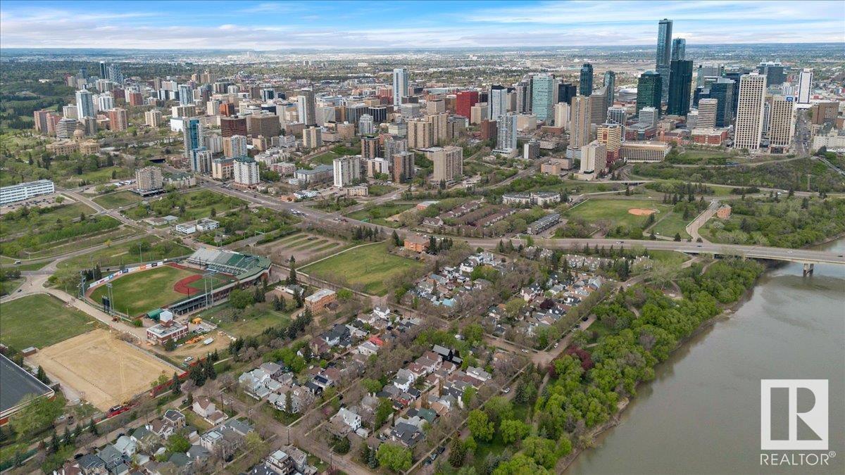












9615 101 ST NW

,
Edmonton,




Alberta
T5K0W7

