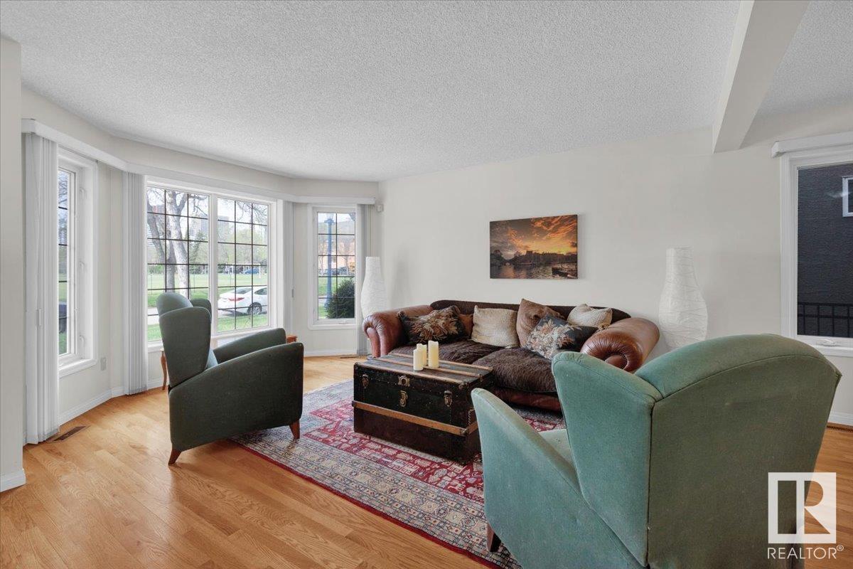 












9615 101 ST NW

,
Edmonton,




Alberta
T5K0W7

