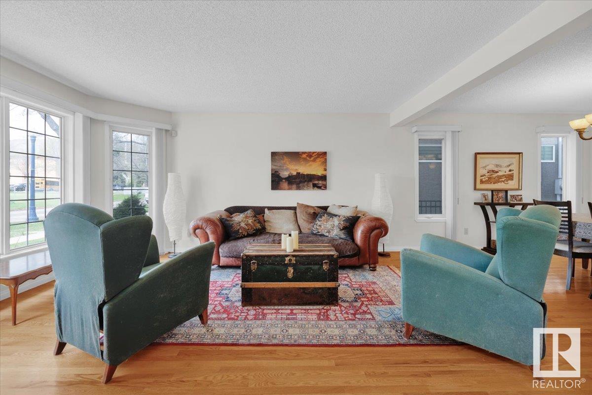 












9615 101 ST NW

,
Edmonton,




Alberta
T5K0W7

