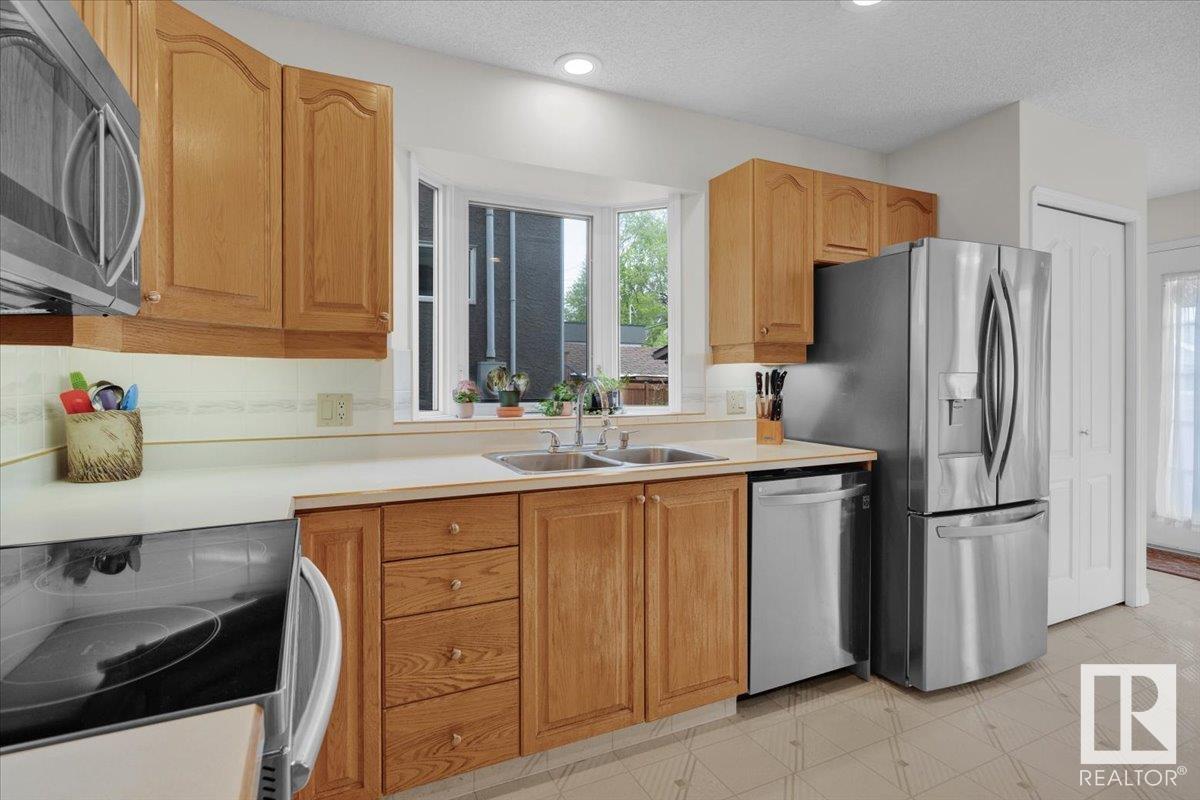 












9615 101 ST NW

,
Edmonton,




Alberta
T5K0W7

