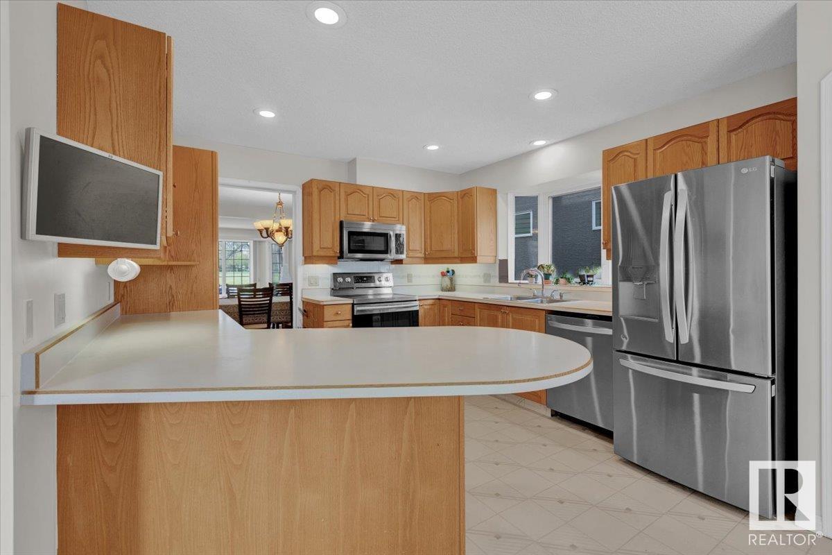












9615 101 ST NW

,
Edmonton,




Alberta
T5K0W7

