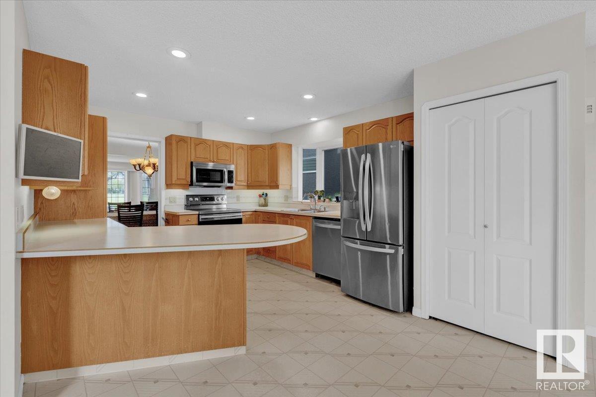 












9615 101 ST NW

,
Edmonton,




Alberta
T5K0W7

