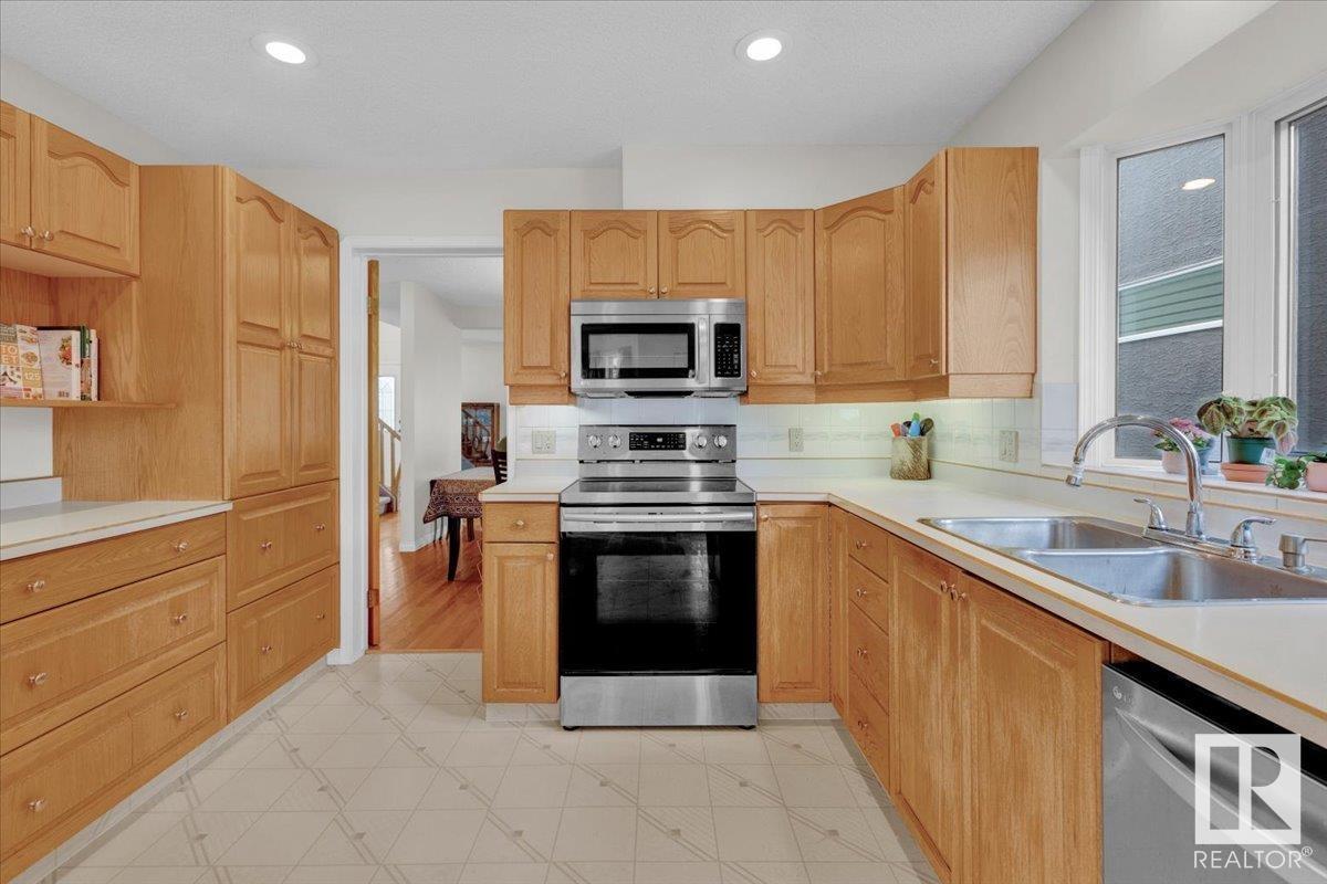 












9615 101 ST NW

,
Edmonton,




Alberta
T5K0W7

