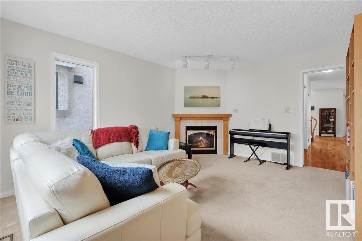 












9615 101 ST NW

,
Edmonton,




Alberta
T5K0W7

