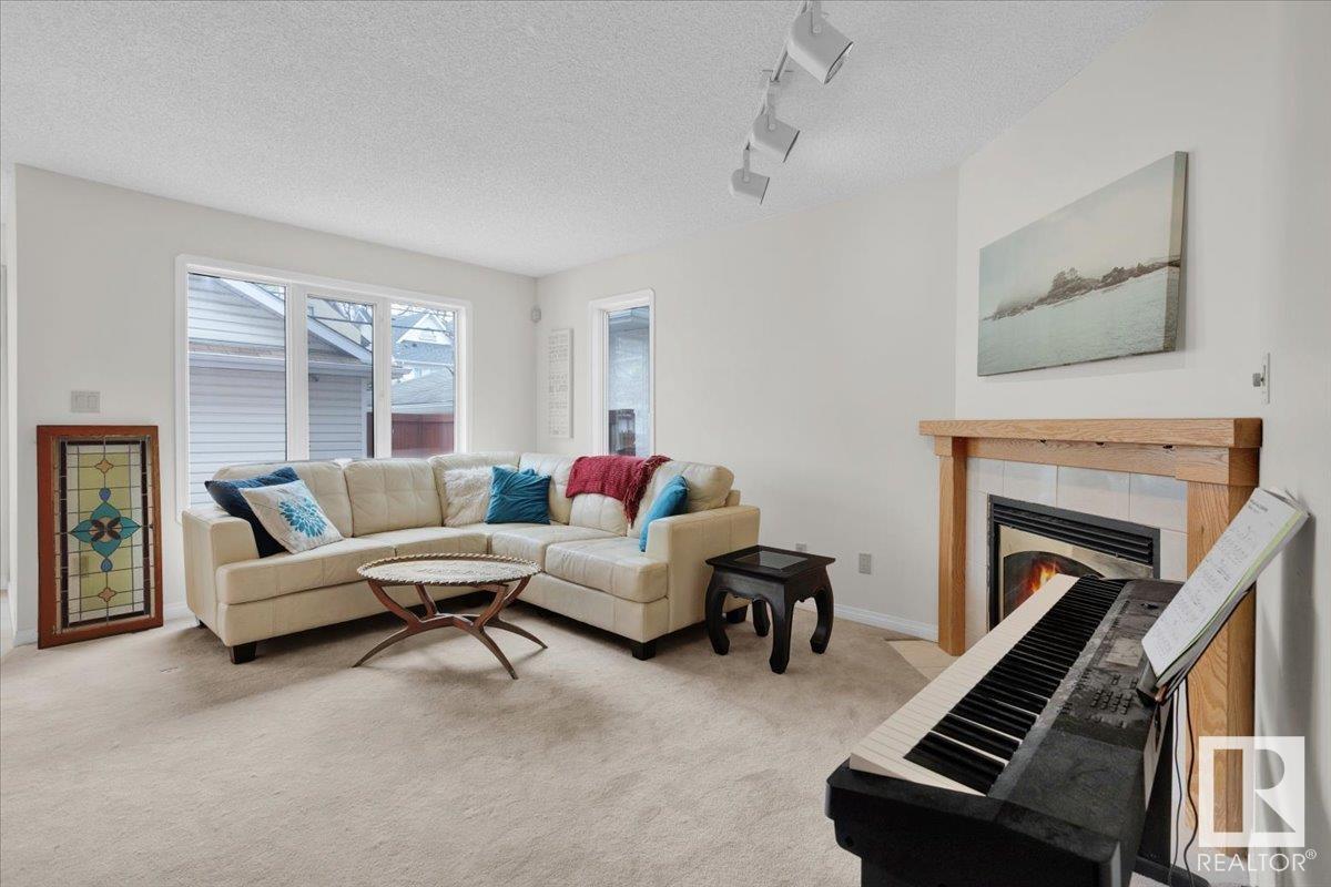 












9615 101 ST NW

,
Edmonton,




Alberta
T5K0W7

