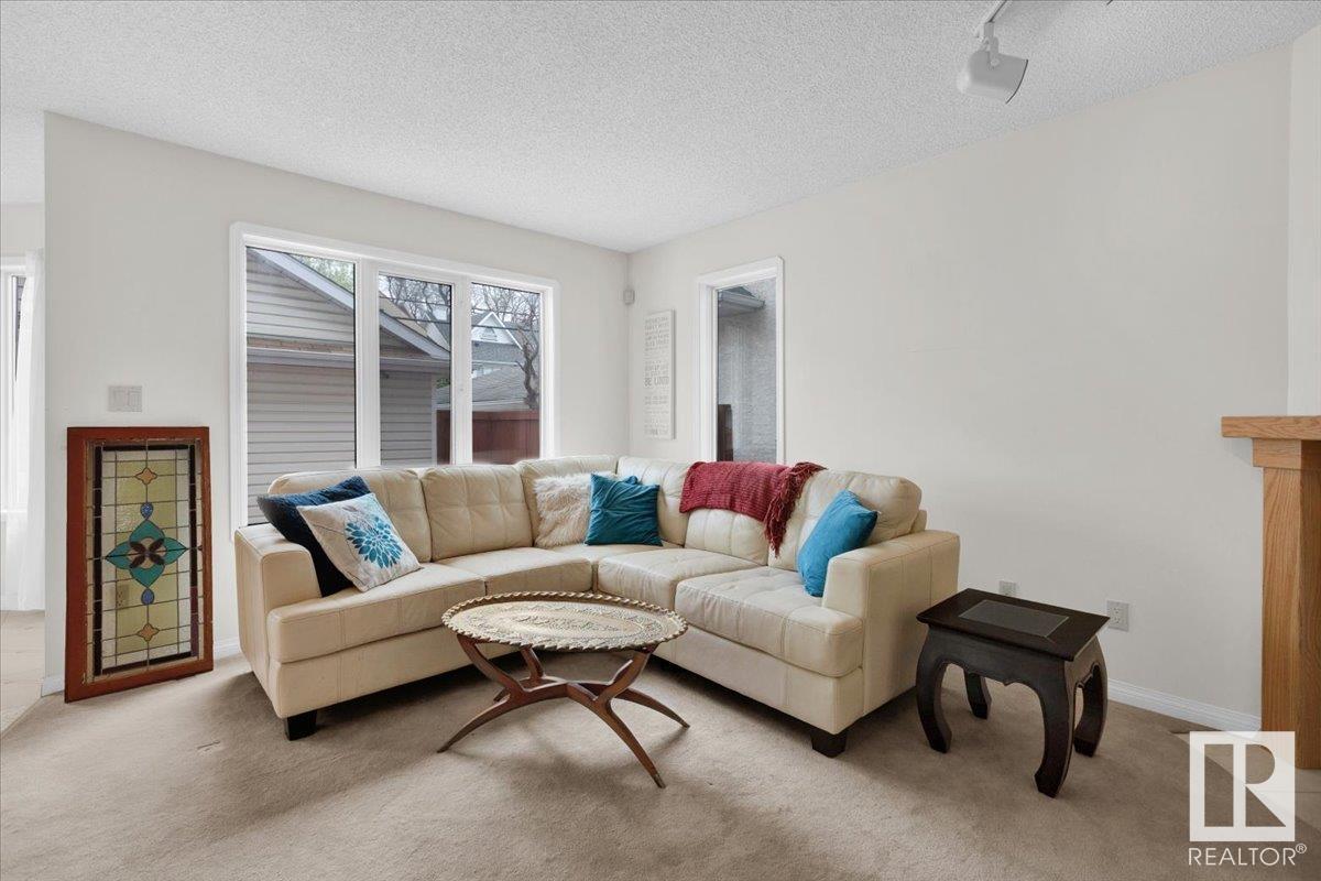 












9615 101 ST NW

,
Edmonton,




Alberta
T5K0W7


